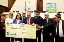 Ganhadores receberam os cheques durante sessão solene promovida pelos deputados paranaenses em reconhecimento ao programa de cidadania fiscal do Estado