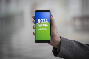 Celular com o aplicativo Nota Paraná