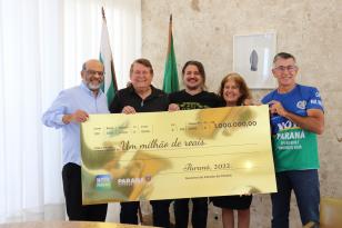 Contemplado no último sorteio do ano, novo milionário do Nota Paraná recebe o prêmio