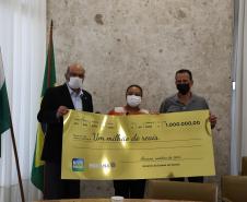 Aposentada de Curitiba recebe prêmio máximo de R$ 1 milhão do Nota Paraná