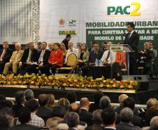 O governador Beto Richa anunciou nesta terça-feira (29/10), durante o evento com a presidente Dilma Rousseff, em Curitiba, a liberação pelo governo federal de financiamentos nacionais e internacionais para o Paraná que somam R$ 3,9 bilhões. 