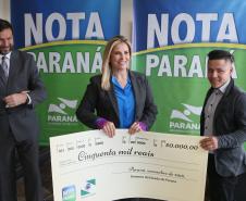 A governadora Cida Borghetti entregou nesta terça-feira (27), no Palácio Iguaçu, os principais prêmios do 36º sorteio do Programa Nota Paraná, coordenado pela Secretaria de Estado da Fazenda
