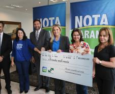 A governadora Cida Borghetti entregou nesta terça-feira (27), no Palácio Iguaçu, os principais prêmios do 36º sorteio do Programa Nota Paraná, coordenado pela Secretaria de Estado da Fazenda
