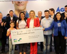 A governadora Cida Borghetti entregou nesta sexta-feira (14) os três principais prêmios do 37º sorteio do Programa Nota Paraná, durante cerimônia na sede da Sanepar, em Curitiba
