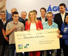 A governadora Cida Borghetti entregou nesta sexta-feira (14) os três principais prêmios do 37º sorteio do Programa Nota Paraná, durante cerimônia na sede da Sanepar, em Curitiba