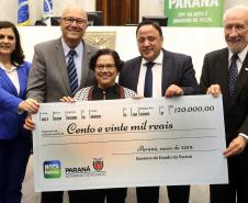 Ganhadores receberam os cheques durante sessão solene promovida pelos deputados paranaenses em reconhecimento ao programa de cidadania fiscal do Estado