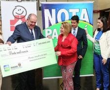 Premiados de setembro recebem cheque do Nota Paraná