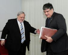 O ministro do STJ, Félix Fischer, com o secretário da representação do Paraná em Brasília, Amaury Scudero (Brasília, 31/01/2013)