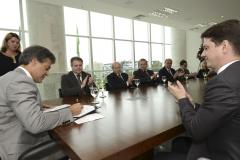 Governador Beto Richa assina protocolo de intenções com a empresa Gonçalves e Tortola, representada pelo senhor Robson Crozatti. Curitiba, 04/12/2014.