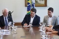 O governador Carlos Massa Ratinho Junior assinou nesta segunda-feira (6) decreto que prorroga os benefícios fiscais do Imposto sobre Circulação de Mercadorias e Serviços (ICMS) ao setor produtivo de todo o Estado. 