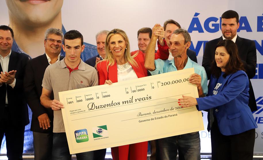 Governadora entrega prêmios aos ganhadores do Nota Paraná A governadora Cida Borghetti entregou nesta sexta-feira (14) os três principais prêmios do 37º sorteio do Programa Nota Paraná, durante cerimônia na sede da Sanepar, em Curitiba