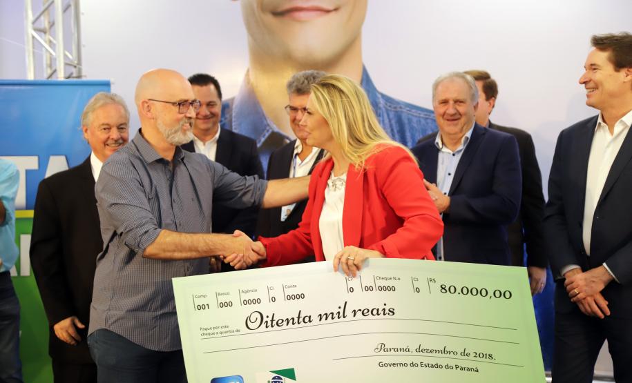 Governadora entrega prêmios aos ganhadores do Nota Paraná A governadora Cida Borghetti entregou nesta sexta-feira (14) os três principais prêmios do 37º sorteio do Programa Nota Paraná, durante cerimônia na sede da Sanepar, em Curitiba