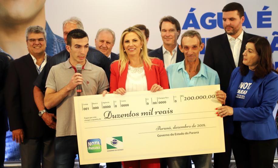 Governadora entrega prêmios aos ganhadores do Nota Paraná A governadora Cida Borghetti entregou nesta sexta-feira (14) os três principais prêmios do 37º sorteio do Programa Nota Paraná, durante cerimônia na sede da Sanepar, em Curitiba