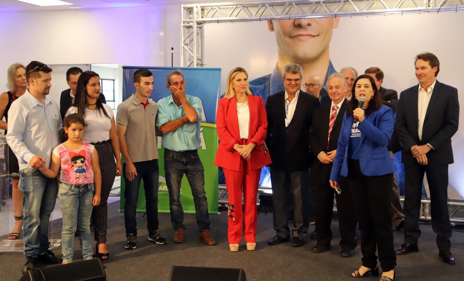 Governadora entrega prêmios aos ganhadores do Nota Paraná A governadora Cida Borghetti entregou nesta sexta-feira (14) os três principais prêmios do 37º sorteio do Programa Nota Paraná, durante cerimônia na sede da Sanepar, em Curitiba. Um agricultor do município de Porto Barreiro, uma auxiliar administrativa de Ponta Grossa e um servidor público federal de Curitiba foram os ganhadores de R$ 200 mil, R$ 120 mil e R$ 80 mil, respectivamente. - Curitiba, 14/12/2018 - Foto: José Fernando Ogura/ANPr