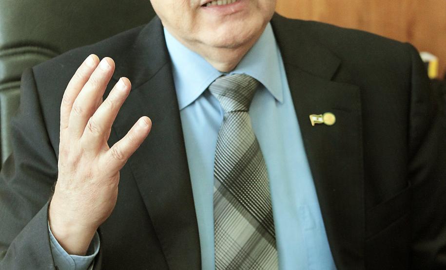 Prêmio destacará os melhores programas de gestão pública de municípios do Paraná "Educação: uma necessidade, uma certeza” é o tema do I Prêmio Gestor Público Paraná, que será lançado nesta terça-feira (07), às 17 horas, no Plenarinho da Assembleia Legislativa do Paraná. O objetivo do concurso é reconhecer e premiar os gestores municipais do Estado que desenvolvam práticas e projetos de administração pública que estimulem o crescimento socioeconômico das cidades.