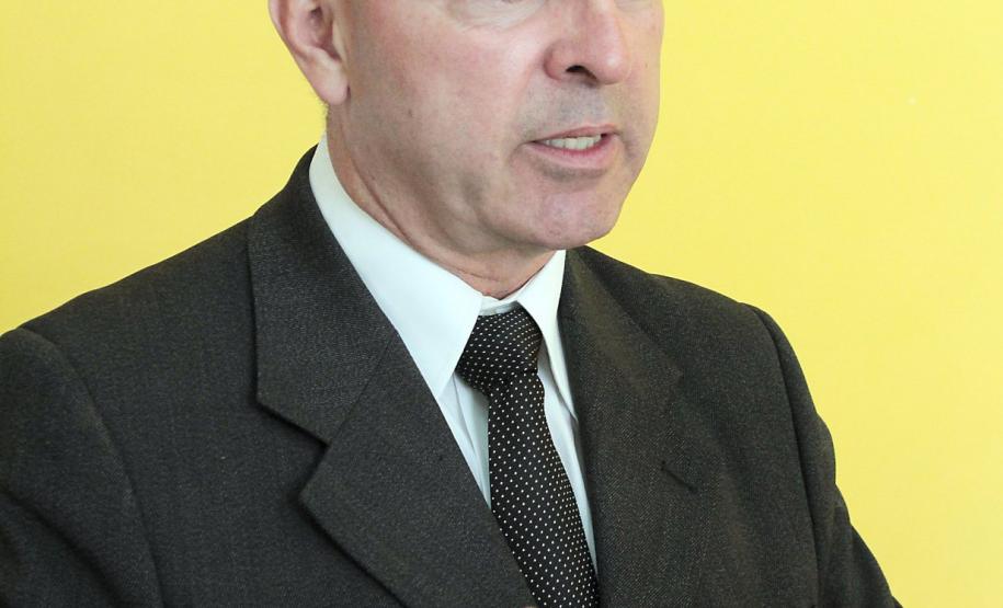 Prêmio destacará os melhores programas de gestão pública de municípios do Paraná "Educação: uma necessidade, uma certeza” é o tema do I Prêmio Gestor Público Paraná, que será lançado nesta terça-feira (07), às 17 horas, no Plenarinho da Assembleia Legislativa do Paraná. O objetivo do concurso é reconhecer e premiar os gestores municipais do Estado que desenvolvam práticas e projetos de administração pública que estimulem o crescimento socioeconômico das cidades.